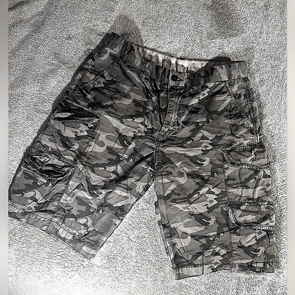 Calvin Klein jeans camo shorts size 32 in excellent condition - Picture 1 of 7